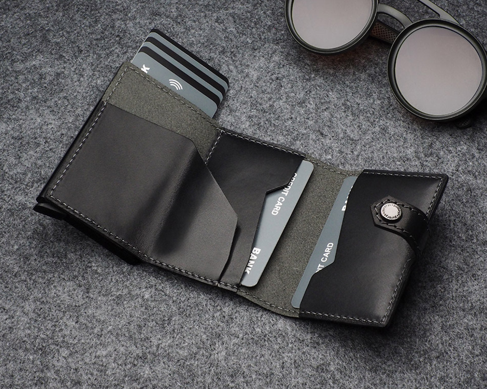 Pularys HIKER Wallet for AirTag - Nomad Leather in Black